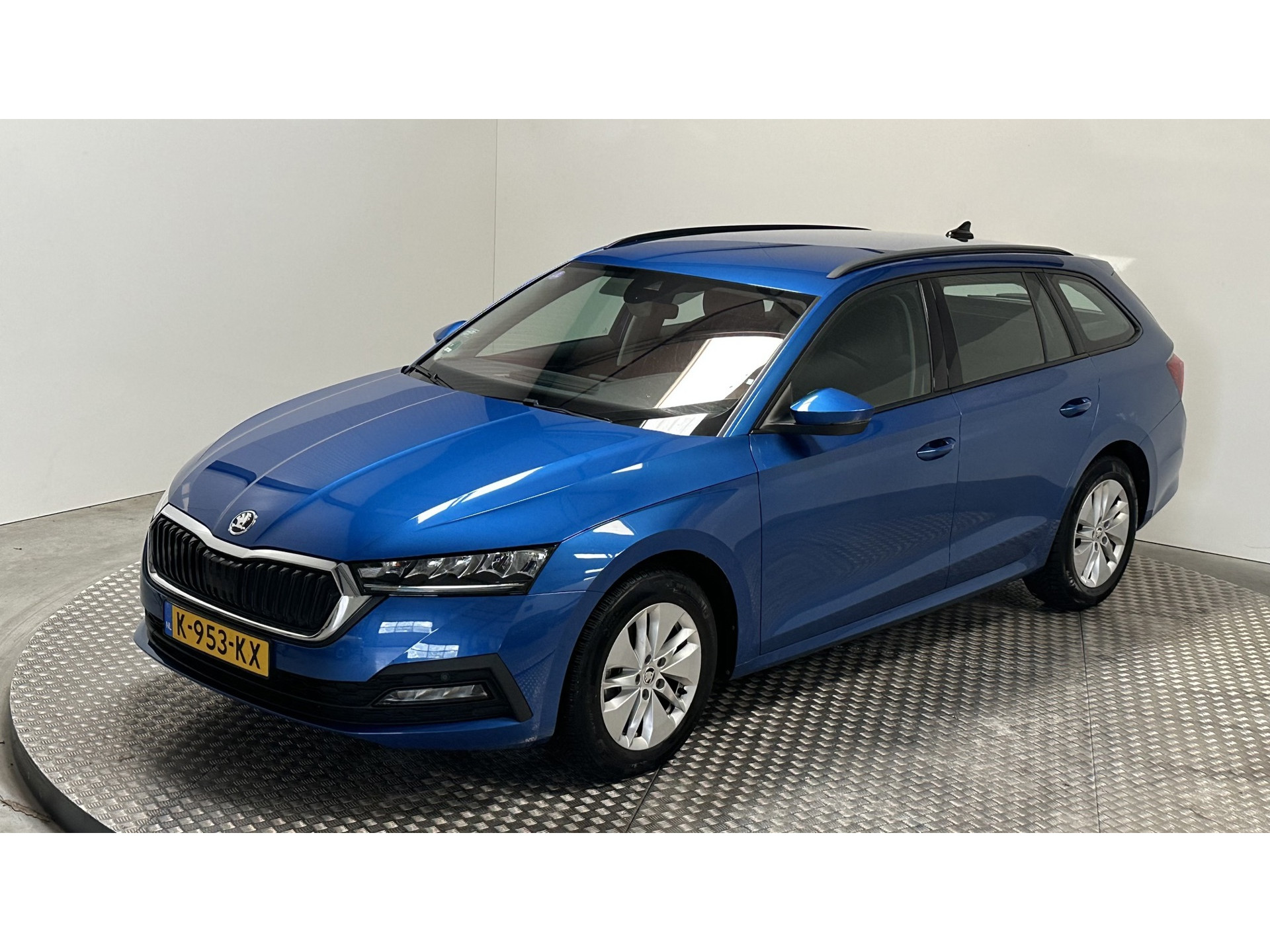 53989277-8.jpg